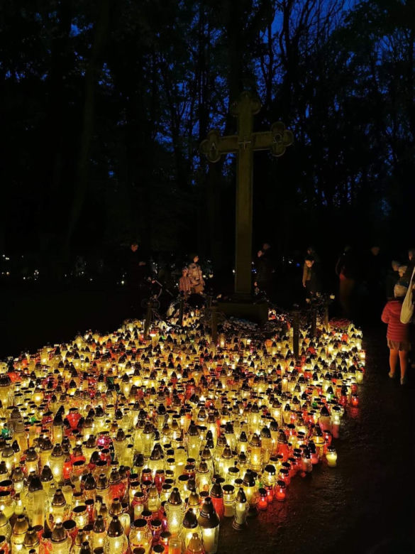 Cmentarz Centralny nocą