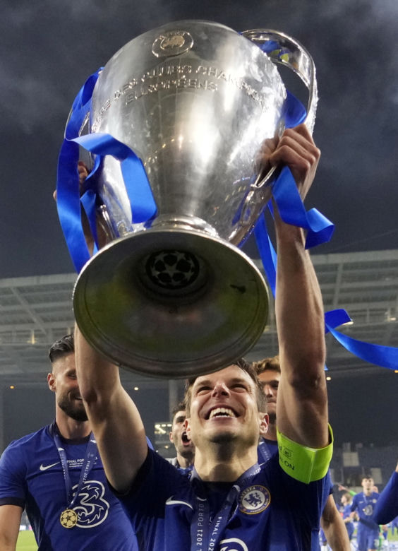 Piłkarze i kibice Chelsea Londyn świętują wygranie Ligi Mistrzów po zwycięstwie w finale 1:0 z Manchesterem City 
