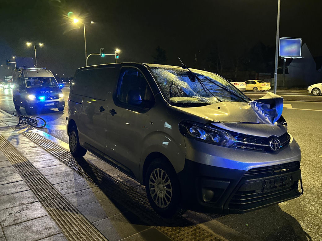 Dramat na drodze. Rozpędzone auto zmiotło rowerzystę z jezdni. Cyklista przeleciał kilkanaście metrów w powietrzu