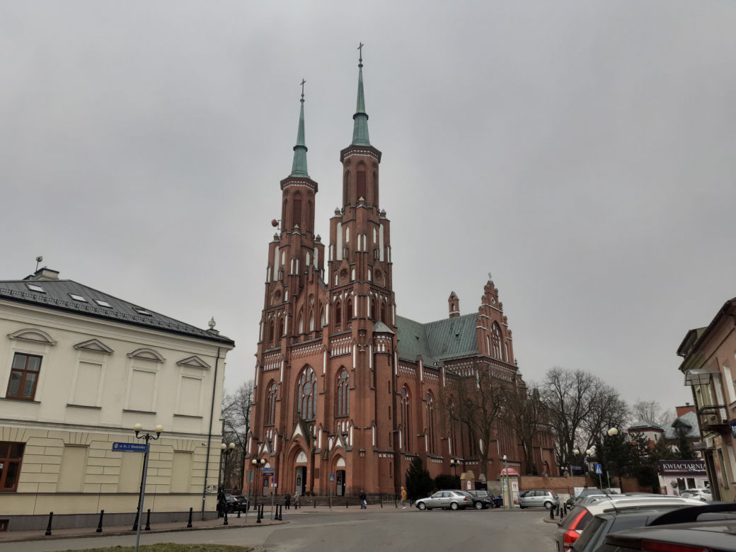 Jak wygląda Katedra pw. Niepokalanego Poczęcia NMP w Siedlcach z zewnątrz i w środku - marzec 2021