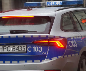 Młody bandyta skatował dwie kobiety na chodniku. Wcześniej rąbał siekierą w drzwi