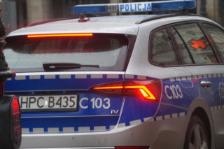 Młody bandyta skatował dwie kobiety na chodniku. Wcześniej rąbał siekierą w drzwi