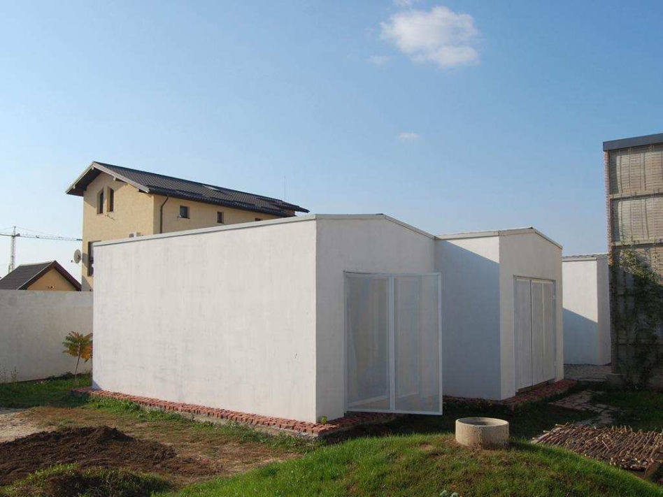 Dom z garaży - podwórze. Rumunia, przedmieścia Bukaresztu. Fot. ©Cosmin Pavel, materiały prasowe Mies van der Rohe Award