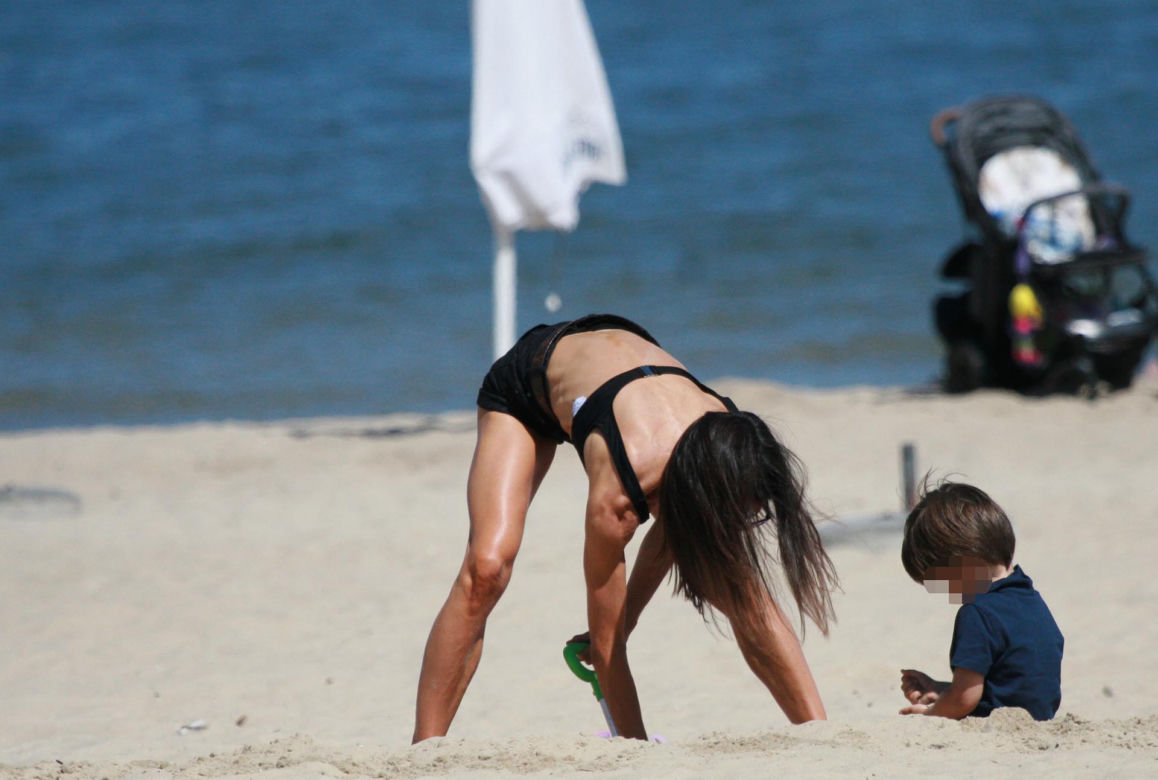 Marta Kaczyńska okopała się z synkiem na plaży