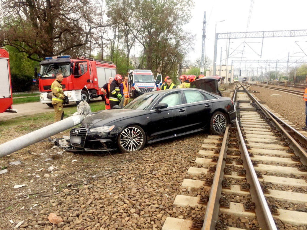 Czarna limuzyna rozbita na torach. Z tyłu kompletnie pijany mężczyzna