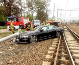 Czarna limuzyna rozbita na torach. Z tyłu kompletnie pijany mężczyzna