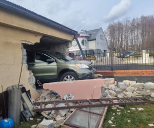 Honda przebiła ścianę garażu w Tarnowie