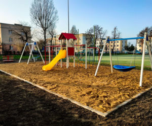 Szkoła Podstawowa nr 4 w Kaliszu ma nowy plac zabaw! Dzieci będą zachwycone [ZDJĘCIA]
