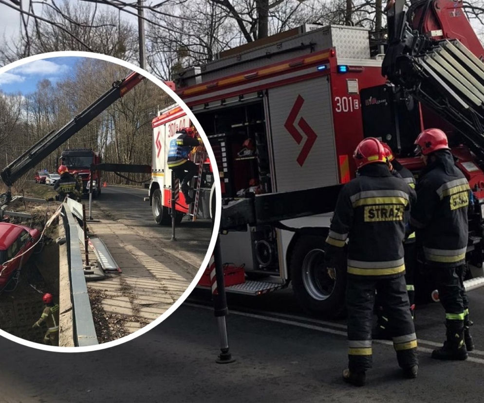 O włos od tragedii na Łagiewnickiej! Łodzianka wpadła swoim BMW w poślizg. Auto SPADŁO ZE SKARPY do rowu [FOTO]