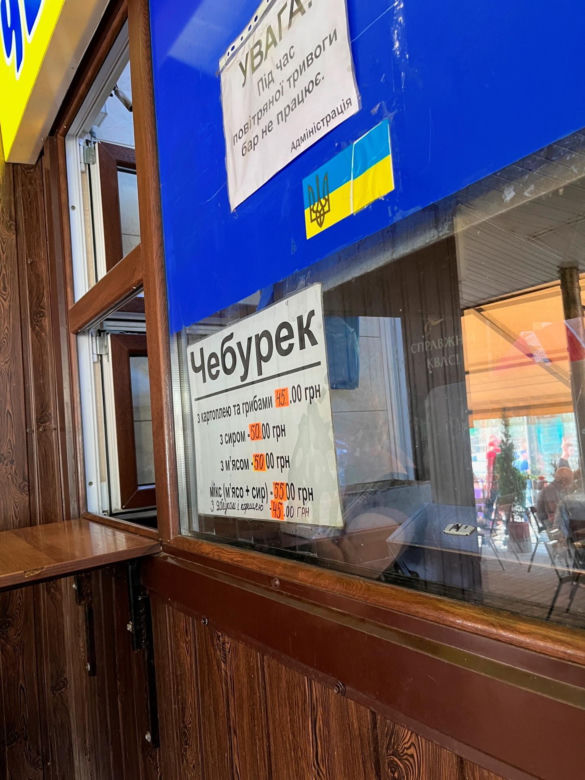 Tak wygląda wojenna rzeczywistość na ulicach Lwowa. Gdy wyją syreny, nikt już nie reaguje. "Boimy się, ale trzeba żyć"