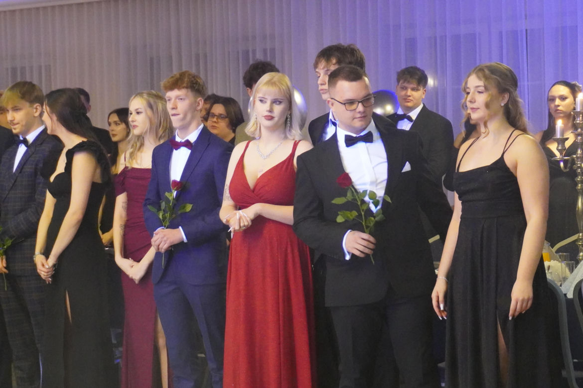 Dwa polonezy na studniówce bydgoskiej Handlówki. W jednym pomogli nauczyciele