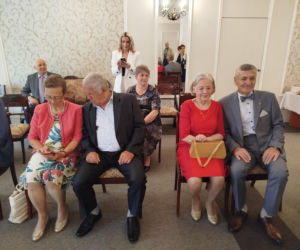 Pamiątkowe medale, legitymacje i kwiaty z okazji 50-lecia pożycia małżeńskiego odebrało w Siedlcach osiem par