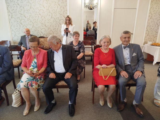 Pamiątkowe medale, legitymacje i kwiaty z okazji 50-lecia pożycia małżeńskiego odebrało w Siedlcach osiem par