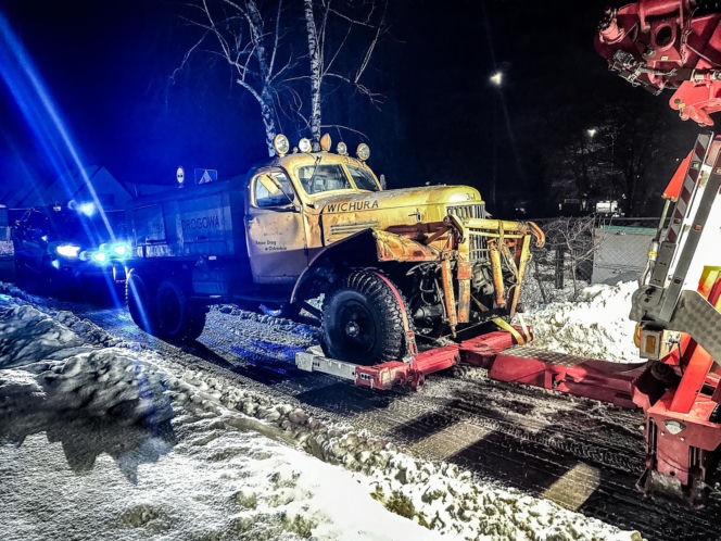 Wyciągnęli 63-letnią maszynę do odśnieżania