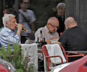 Premier Jerzy Buzek chłodzi się piwkiem