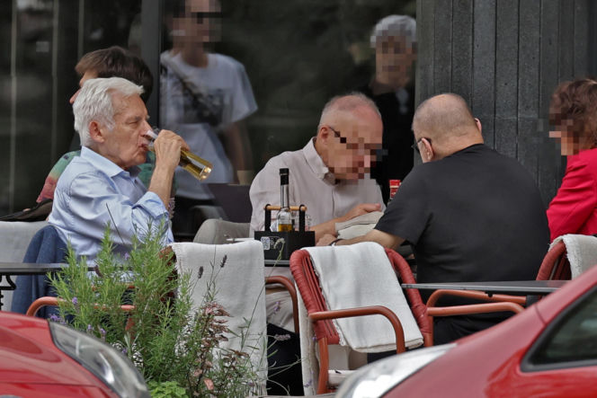Premier Jerzy Buzek chłodzi się piwkiem
