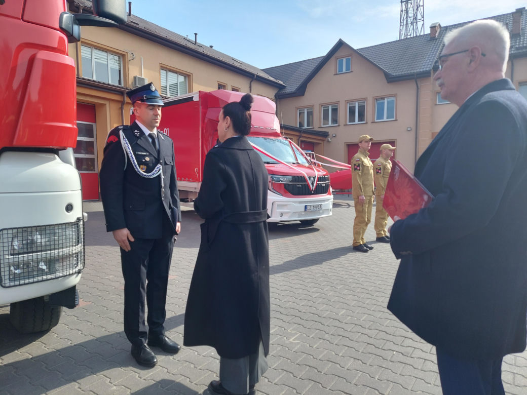 Przekazanie sprzętu strażakom