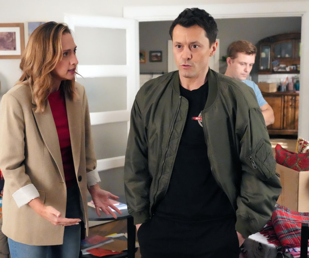 Anna Gzyra jako Asia i Marcin Bikowski jako Daniel, stojący w pokoju, z widocznym w tle młodym mężczyzną. Asia, ubrana w beżową marynarkę, gestykuluje, wyrażając niezadowolenie, natomiast Daniel, w zielonej bomberce, ma zaniepokojony wyraz twarzy. Scena z serialu Barwy szczęścia dostępnego na Super Seriale, gdzie Daniel zabierze Emila od Asi bez jej zgody.