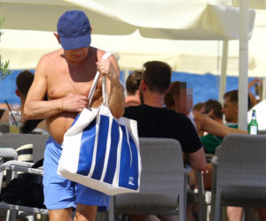 Jan Englert w Sopocie wystawił klatę do słońca