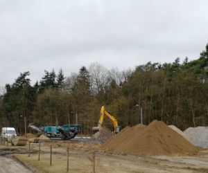 Tymczasowy plac składowy materiałów z rozbiórki – kruszenie podbudowy betonowej z rozbiórki al. Wojska Polskiego