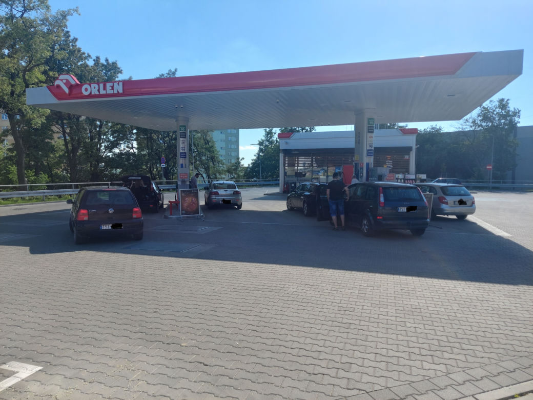 BLOKUJEMY ORLEN. W Starachowicach więcej Policji niż blokujących