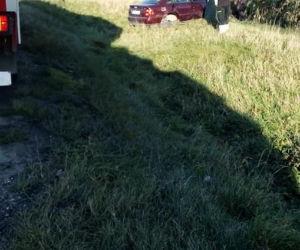 Samochód wypadł z drogi i dachował. Groźny wypadek pod Wrocławiem