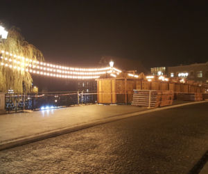 Magia świąt ogarnęła Bydgoszcz! Choinka na Placu Teatralnym zachwyca swoim pięknem!