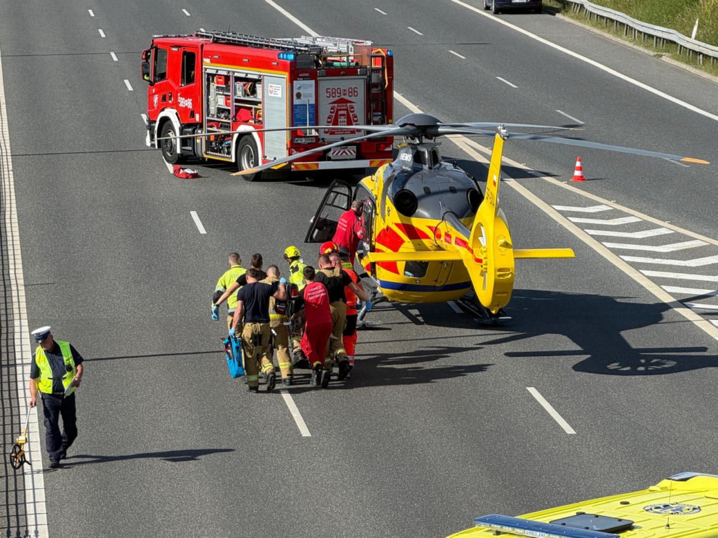 Śmigłowiec LPR na S8. Kobieta potrącona po wyjściu z auta