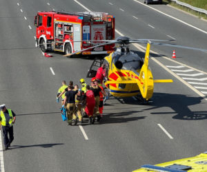 Śmigłowiec LPR na S8. Kobieta potrącona po wyjściu z auta