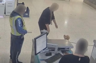 Kobieta porzuciła psa na lotnisku! Powód łamie serce