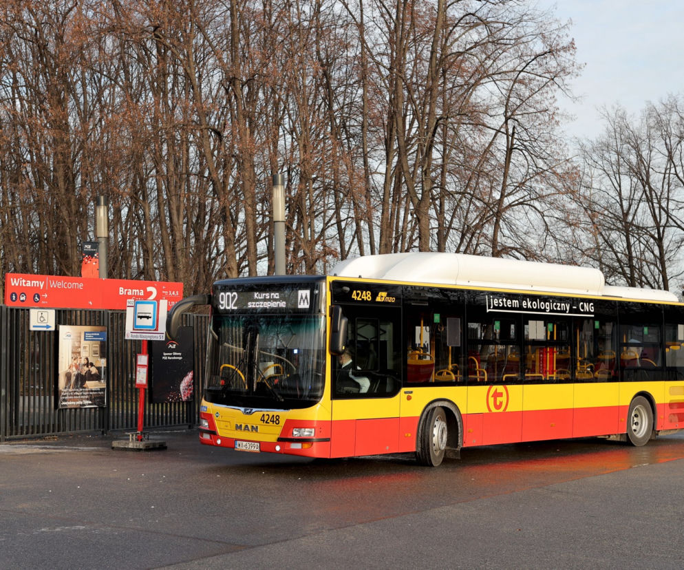 Pustki w autobusie nowej linii dla seniorów