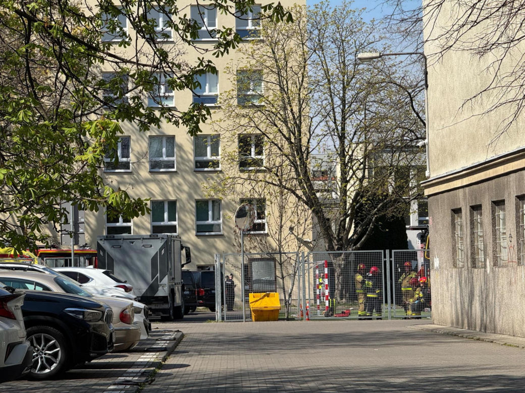 Kontrterroryści w liceum w Warszawie! Teren odgrodzony. Co się dzieje?