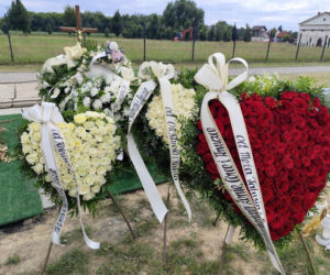 Białe i czerwone róże przykryły grób ofiar tragedii ze Skawiny. Poruszające pożegnanie