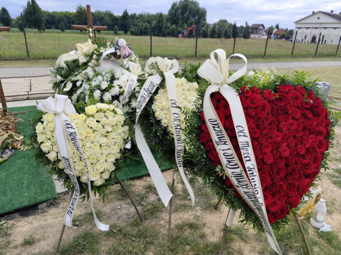 Białe i czerwone róże przykryły grób ofiar tragedii ze Skawiny. Poruszające pożegnanie