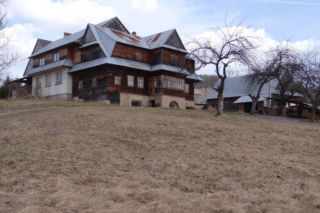 To jedna z najpiękniejszych wsi w Małopolsce. Jest dumą Podhala, która powstała pastwiskach