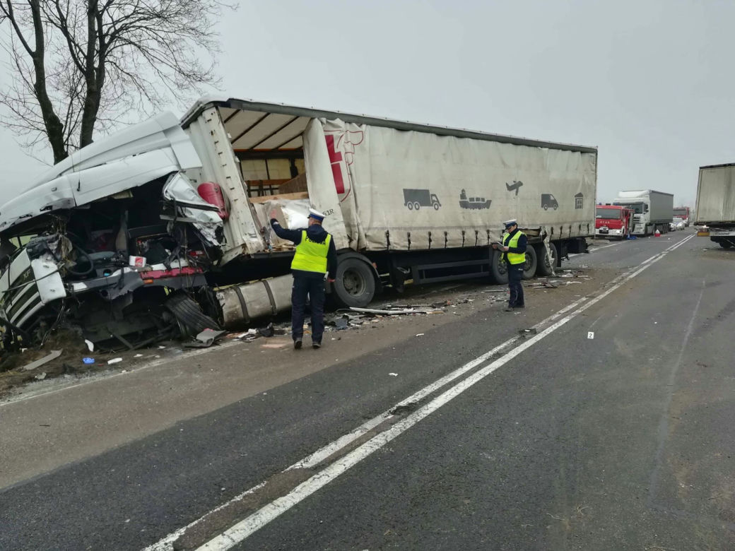 Świdry-Dobrzyce. Wypadek na DK 61. Zderzenie dwóch TIR-ów. Jedna osoba ranna