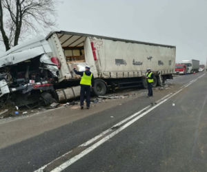 Świdry-Dobrzyce. Wypadek na DK 61. Zderzenie dwóch TIR-ów. Jedna osoba ranna