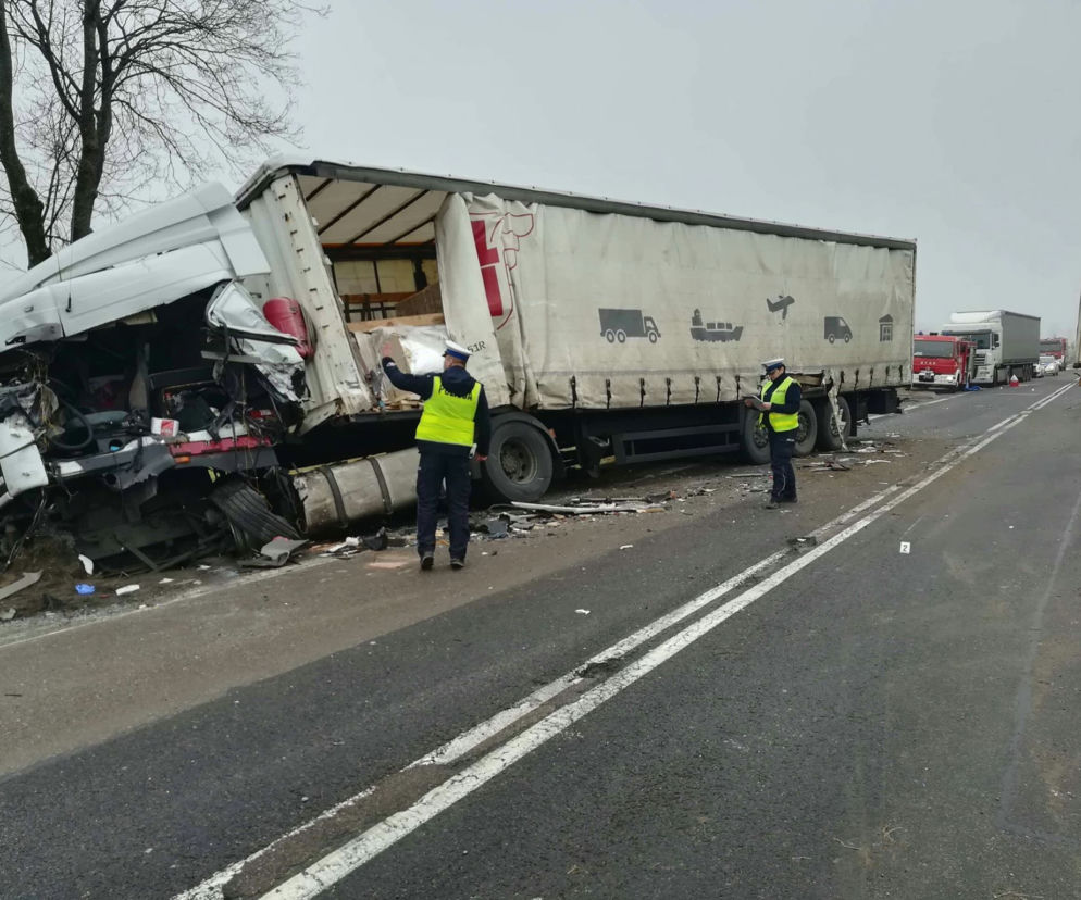Świdry-Dobrzyce. Wypadek na DK 61. Zderzenie dwóch TIR-ów. Jedna osoba ranna