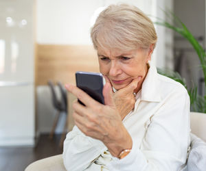 Zrób to, a nie zapomnisz o swoich lekach. Ukryta funkcja, która pomoże nie tylko seniorom