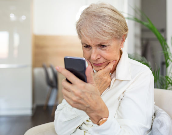 Alerty pogodowe w telefonie. Jak prosta funkcja może ostrzec przed mrozem i gołoledzią?