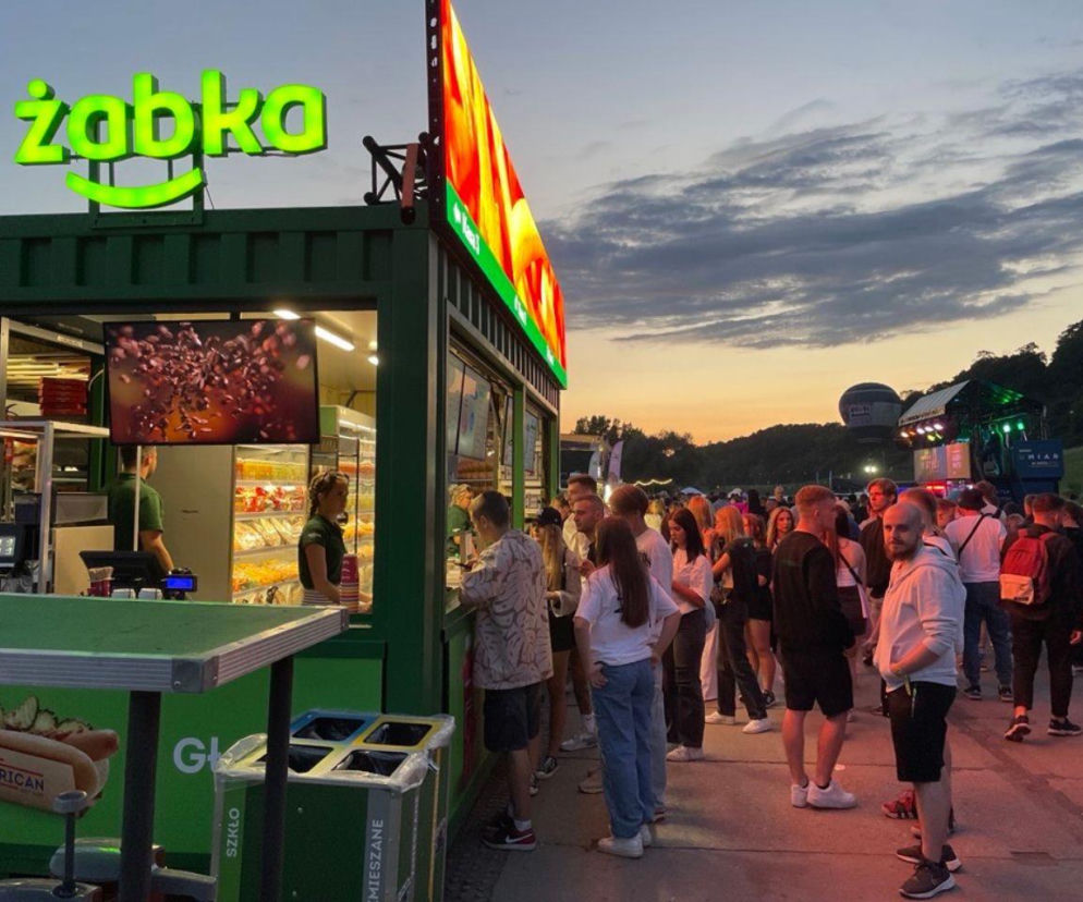 Kolejka ludzi przed mobilnym sklepem Żabka podczas wieczornego festiwalu. O trasie sklepów przeczytasz na Eska.
