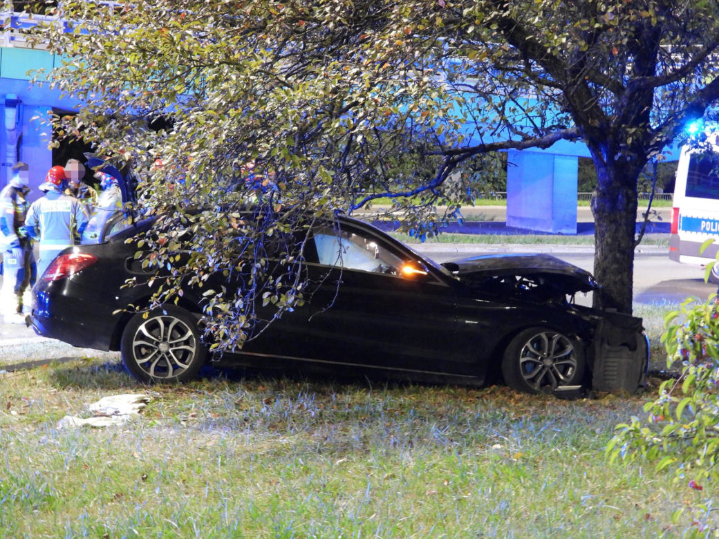 Kierowca Mercedesa pod wpływem wjechał w filar wiaduktu, odbił się i huknął w drzewo