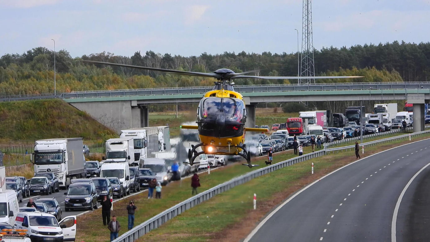 Zablokowana A2. Osobówka zderzyła się z tirem