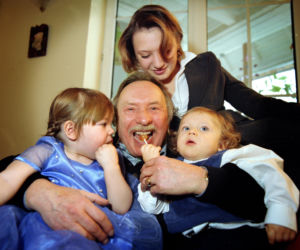 Wojciech Pokora odzywa się z zaświatów i siada z żoną w fotelu