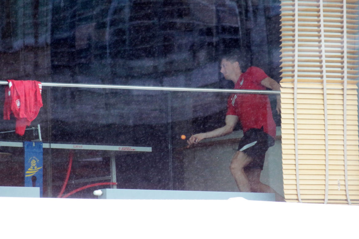 Robert Lewandowski gra w ping-pong