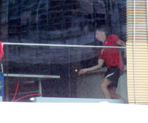 Robert Lewandowski gra w ping-pong