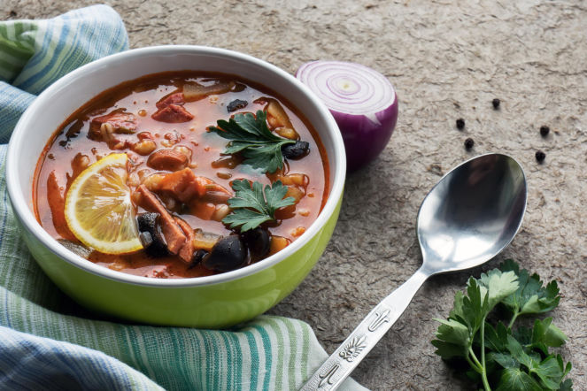 Rosyjska solianka według Magdy Gessler: wyrazista, treściwa i absolutnie obłędna