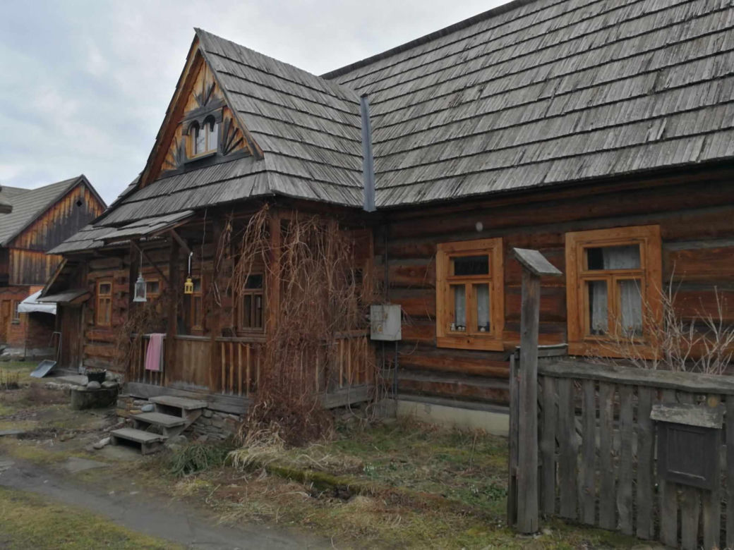 Ta małopolska wieś to żywy skansen. Kilkuset letnie chałupy wciąż zamieszkują mieszkańcy