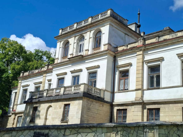 Pałac Deskurów - Sancygniów. Największą i najbardziej rzucającą się w oczy budowlą jest neorenesansowy pałac, ukończony w 1882 roku według projektu warszawskiego architekta Adama Oczkowskiego