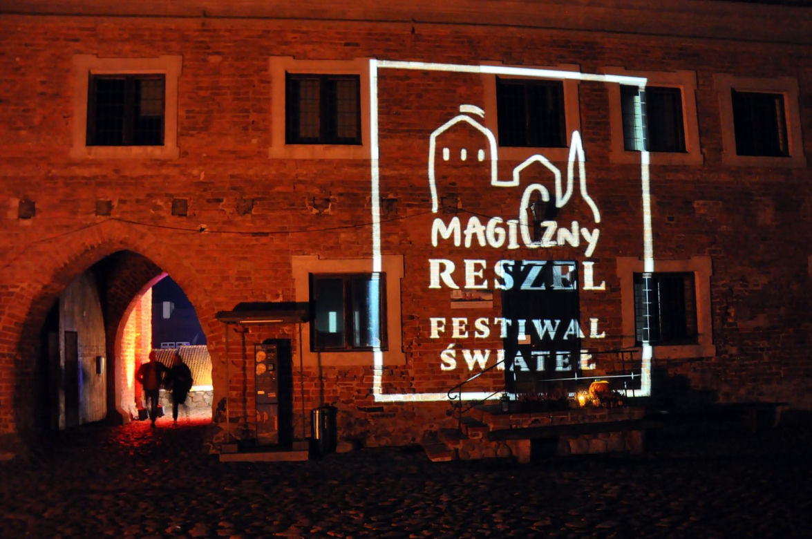Magiczne iluminacje rozświetliły gotyckie zamczysko. Można poczuć się tu jak w bajce Disneya! [ZDJĘCIA]